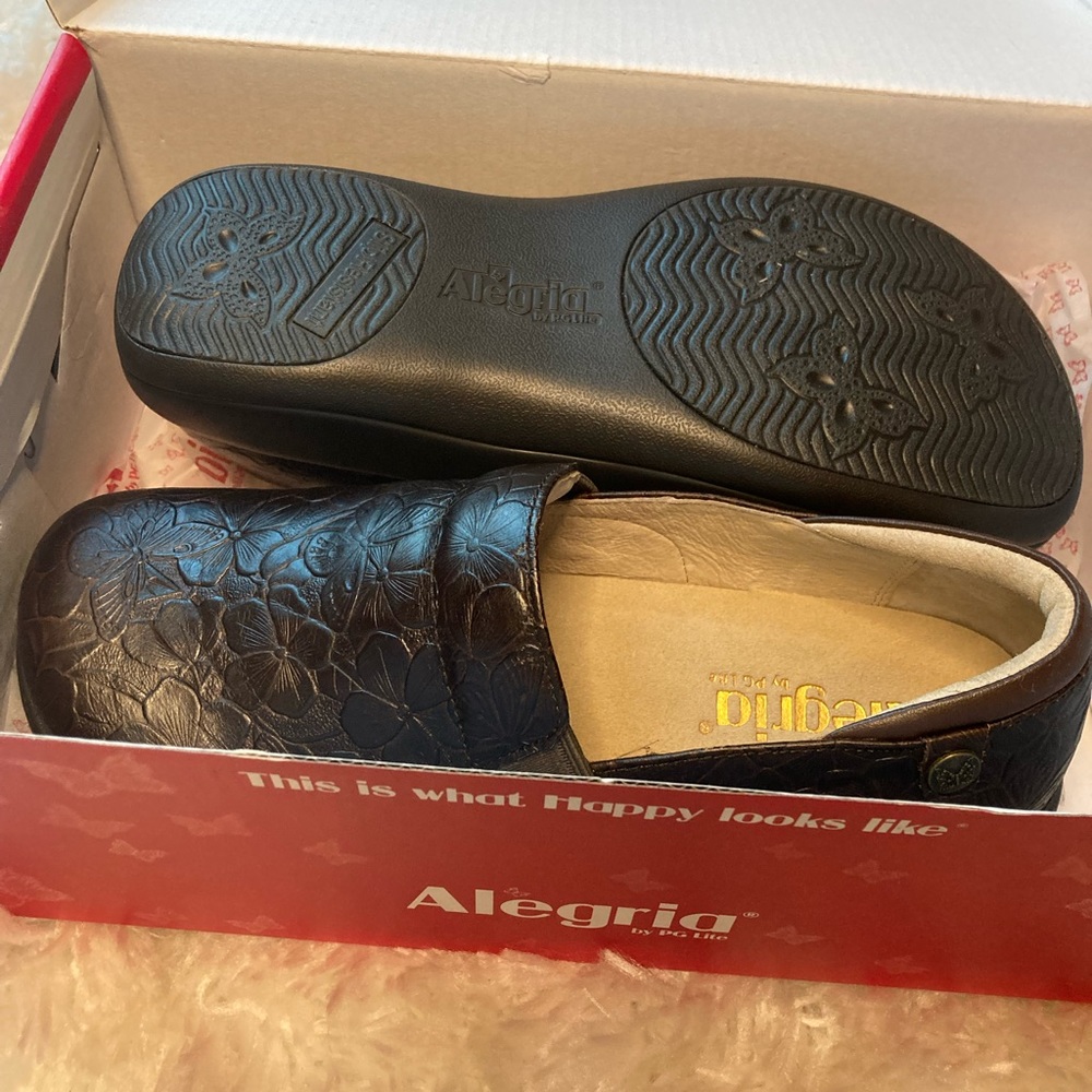 Alegria Keli sz 37shoes (sz 6 on conversion chart) Chocolate color. New no tags.